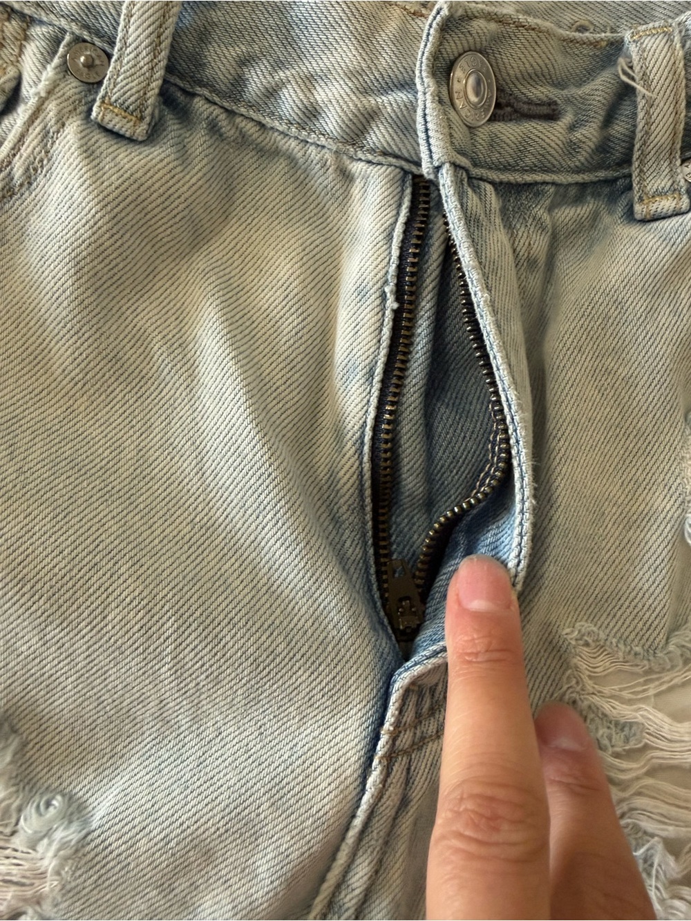 American Eagle Outfitters “Mom Shorts” Light Wash Distressed Denim Size 4 - Picture 9 of 11
